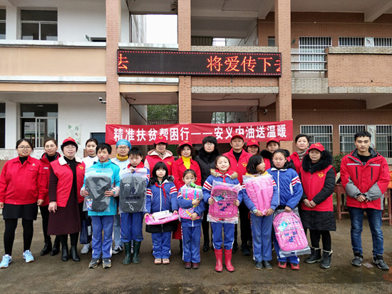 愛心助學(xué)送溫暖  安義公司助貧困學(xué)子圓夢(mèng)